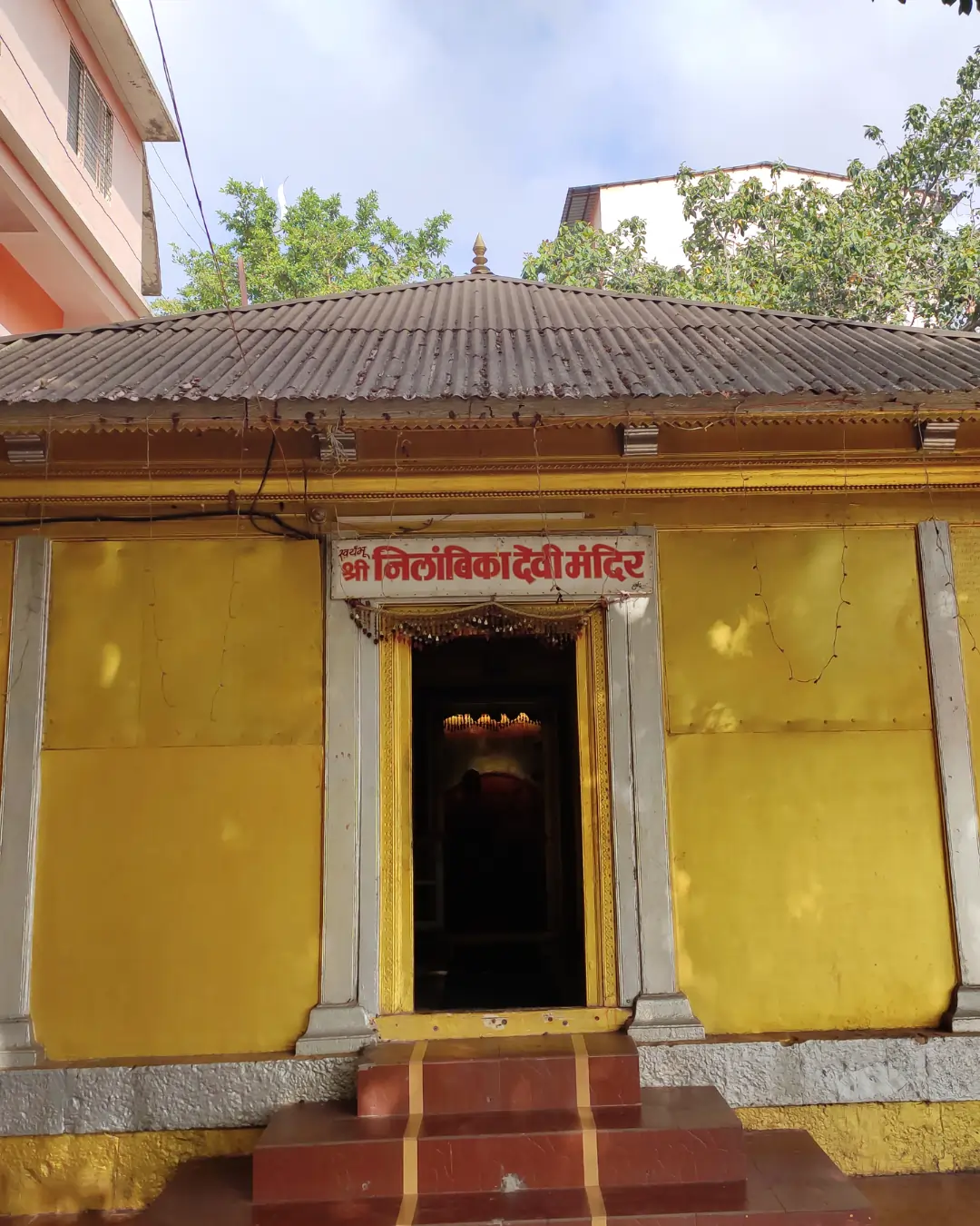 नील पर्वतावर निलांबिका देवीचे मंदिर